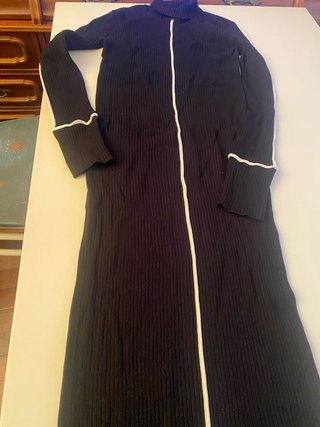 Vestido de punto negro con detalles blancos