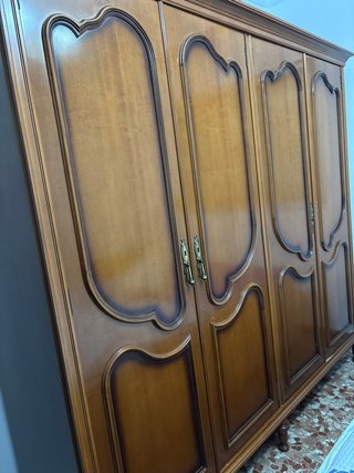 Armario de madera de cuatro puertas