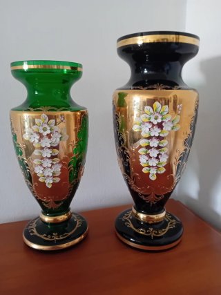 Jarrones de cristal con oro y flores