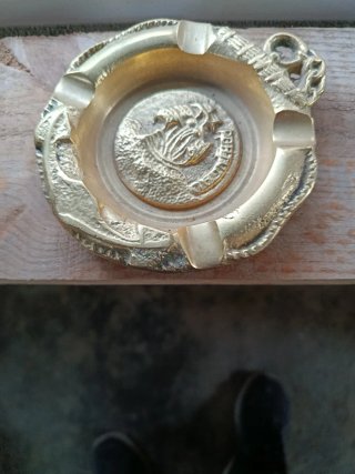Cenicero Vintage de Metal Dorado