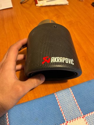 Cola de escape Akrapovic de carbono