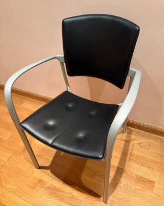 Silla de diseño Enea reposabrazos negra tapizada