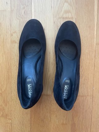Zapatos de salón Geox ante negros talla 37.