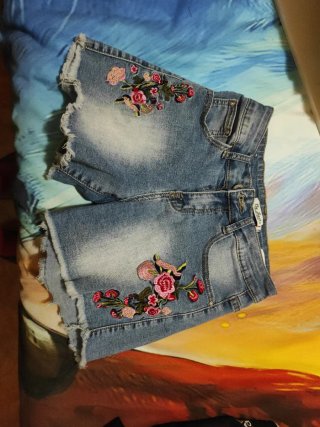 Pantalón corto vaquero con flores bordadas