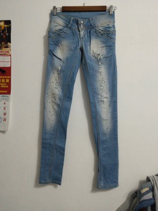 Pantalón vaquero azul con detalles