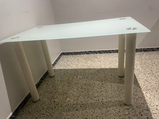 Mesa de Cristal con Patas Blancas