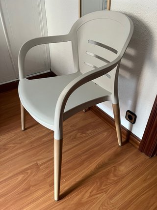 Silla de diseño con patas de madera