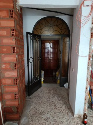 Cancela de hierro con arco superior