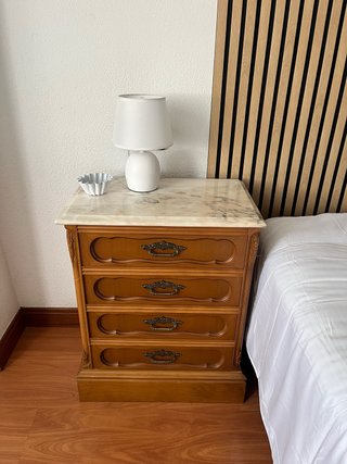 2 mesitas de noche de madera y mármol