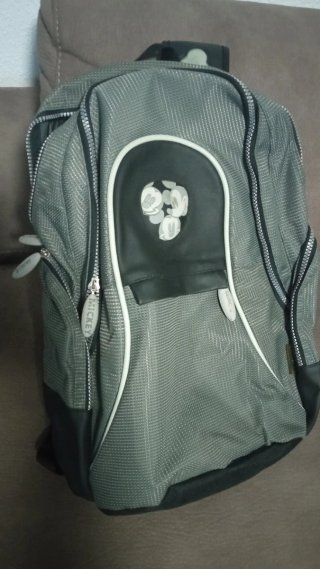 Mochila Gris y Negra con Estampado