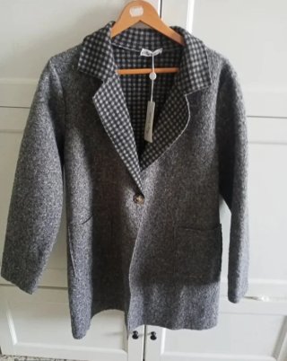 Chaqueta gris con solapas estampadas