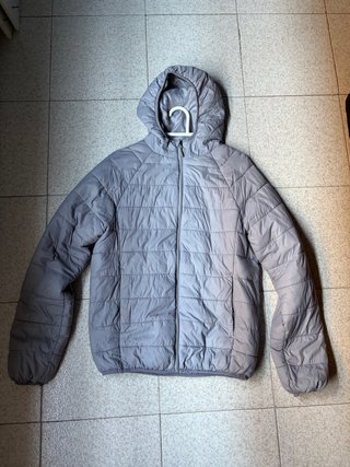 Chaquetón acolchado gris con capucha