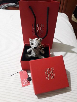 Charm Oso Carolina Herrera