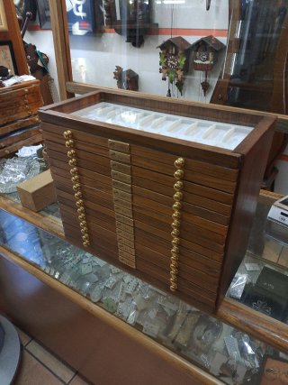 Expositor de Relojes de Madera