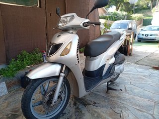 ¡Se vende despiece de Honda SH 125 plateada!