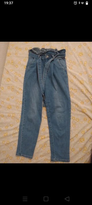 Vaqueros azules con detalle en la cintura