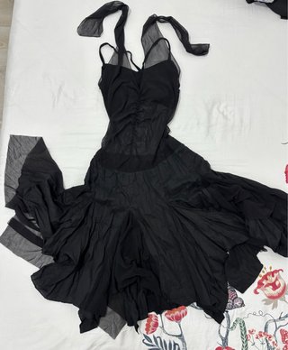 Vestido negro con volantes