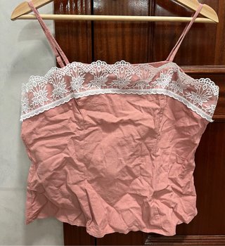 Top Rosa con Detalle de Encaje