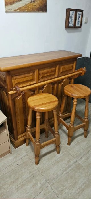 Mueble Bar de Madera con 2 Taburetes