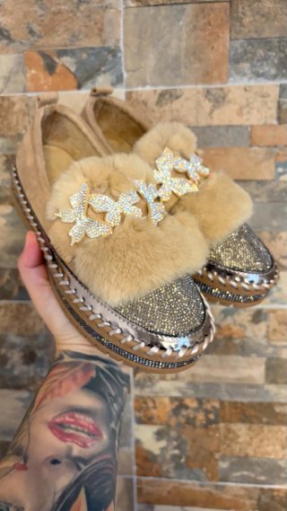 Mocasines Beige con Pedrería y Pelo