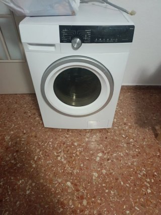 Lavadora de carga frontal blanca de 12 kilos