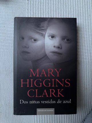 Dos niñas vestidas de azul