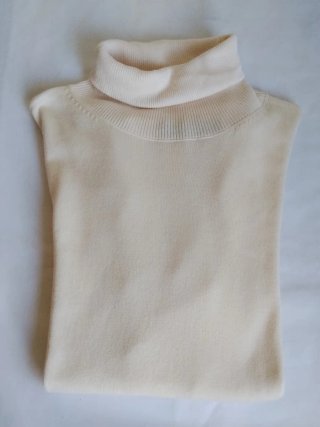Jersey de cuello alto beige, elegante