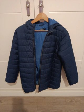 Abrigo acolchado azul para niño