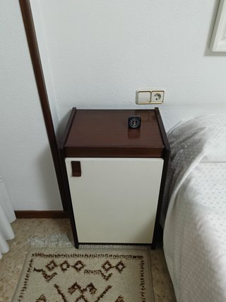 Mesita de noche vintage madera y blanco