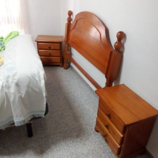 Dormitorio de Pino: Cabezal y 2 Mesitas