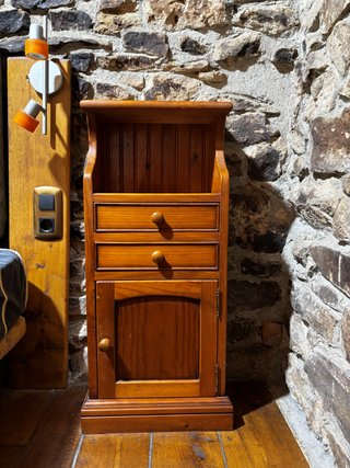 Mesilla de pino macizo con cajones y puerta