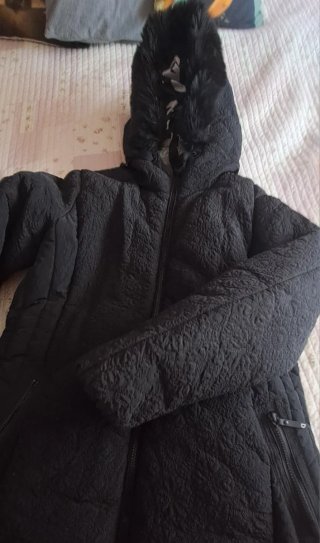 Abrigo Negro con Capucha