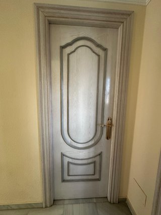 Puerta de madera con molduras