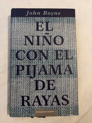 El niño con el pijama de rayas