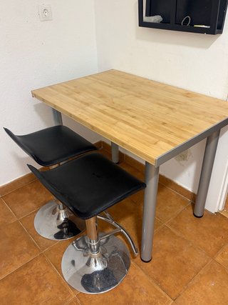 Mesa con dos taburetes