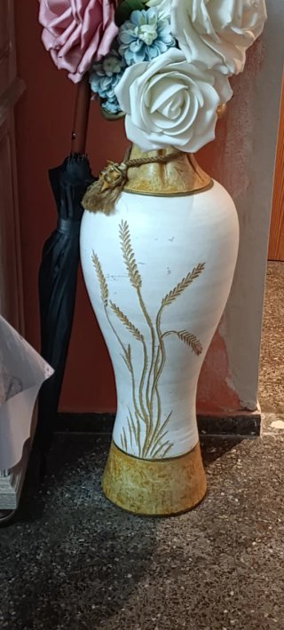 Jarrón de cerámica blanco y dorado