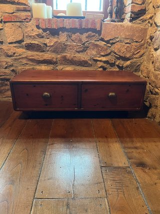 Mueble bajo de pino con 2 cajones