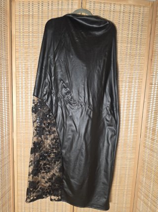 Vestido negro efecto piel con encaje