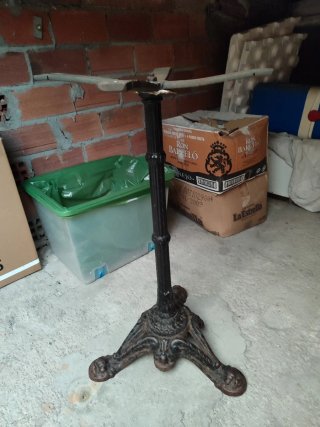Pie de forja para mesa