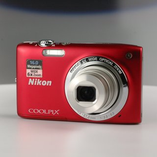 Cámara Nikon Coolpix S2700 Roja