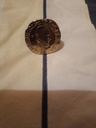 Moneda antigua con efigie