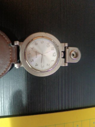 Reloj de cinturón con correa marrón