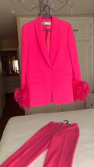 Traje Zara Rosa con Plumas Talla XS