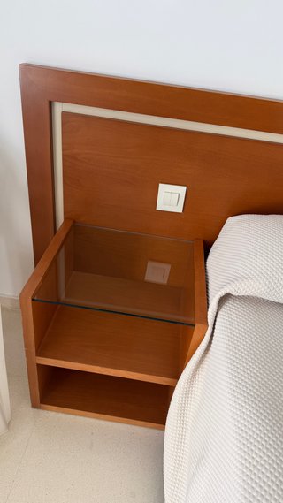 Cabeceros y mesitas de noche de madera