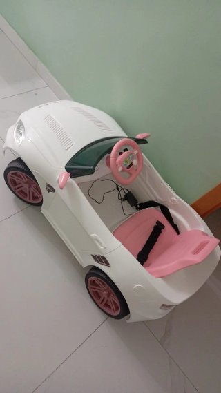 Coche de juguete eléctrico blanco y rosa