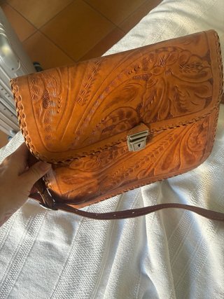 Bolso de Hombro Marrón con Grabado