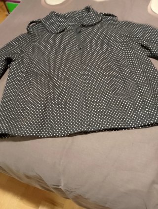 Chaqueta corta negra con topos blancos, nueva sin