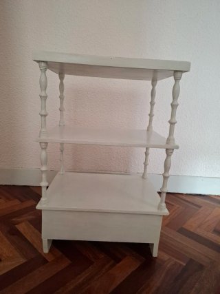 Mesita de noche blanca de madera