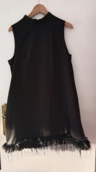 Vestido de fiesta negro con detalles de plumas