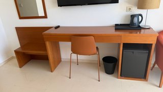 Escritorio de madera con 2 cajones